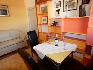 23931102-Ferienwohnung-2-Vinišće-300x225-3