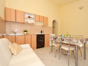 23932513-Ferienwohnung-3-Vinišće-300x225-1