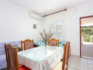 23931089-Ferienwohnung-4-Vinišće-300x225-1