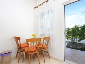 23931090-Ferienwohnung-3-Vinišće-300x225-1