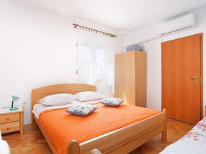 23931090-Ferienwohnung-3-Vinišće-300x225-3