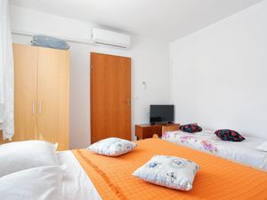 23931090-Ferienwohnung-3-Vinišće-300x225-5