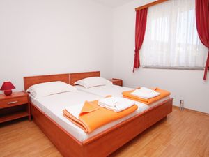 23927326-Ferienwohnung-4-Vinjerac-300x225-4