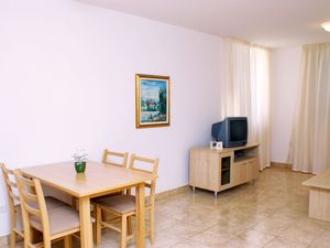 23927235-Ferienwohnung-4-Vinjerac-300x225-2