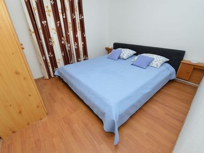Geräumiges Schlafzimmer mit Doppelbett