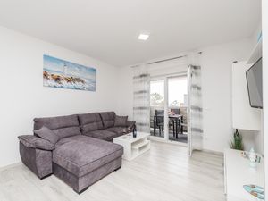 23335225-Ferienwohnung-6-Vir-300x225-1