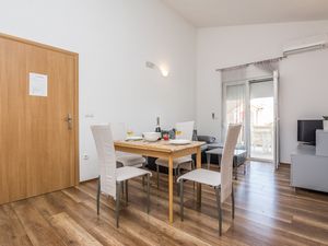 23933373-Ferienwohnung-4-Vir-300x225-3