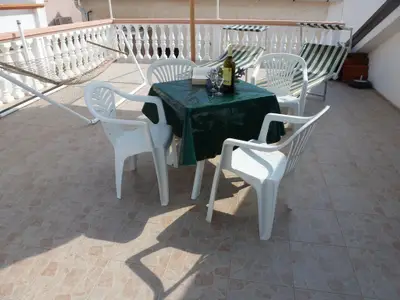 Terrasse mit Gartenmöbel