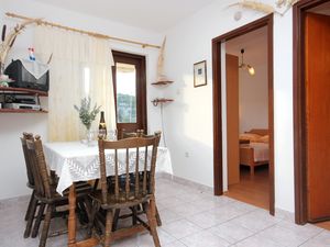 19126941-Ferienwohnung-8-Vis-300x225-2