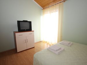 23930386-Ferienwohnung-2-Vis-300x225-5