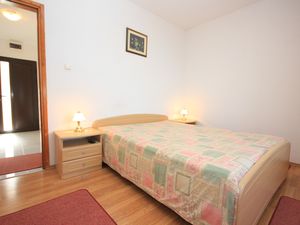 23930313-Ferienwohnung-2-Vis-300x225-4