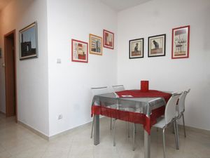 23930567-Ferienwohnung-2-Vis-300x225-3