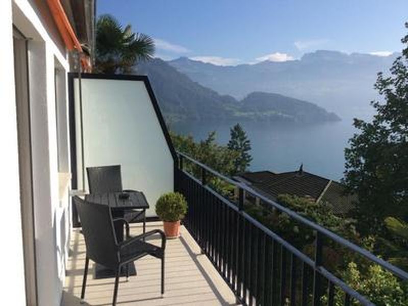 Seit 2014 neue, größere Terrasse mit noch mehr Seesicht auf die Berge und den Vierwaldstätter See