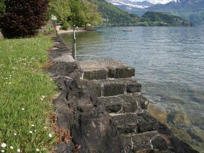 Der kleine Strandabschnitt verfügt über einen eigenen Seeeinstieg und eine Bank