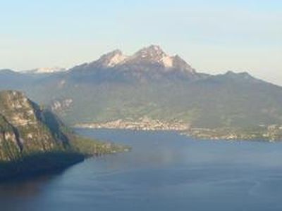 Morgenstimmung Richtung Pilatus: Blick von der Liegewiese vor der Ferienwohnung