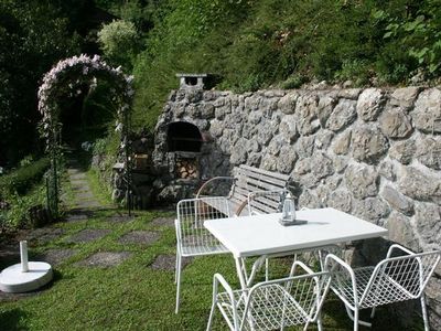 Vom Gartensitzplatz aus hört man den Wasserfall plätschern