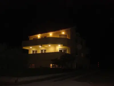 das Ferienhaus mit der Wohnung bei Nacht