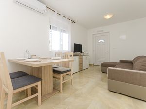 23943495-Ferienwohnung-4-Vodice-300x225-4