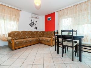 23741005-Ferienwohnung-4-Vodice-300x225-3