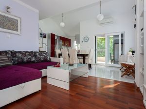 23353700-Ferienwohnung-6-Vodice-300x225-1