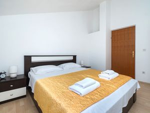 23940861-Ferienwohnung-4-Vodice-300x225-4