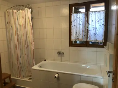 Dusche und Badewanne