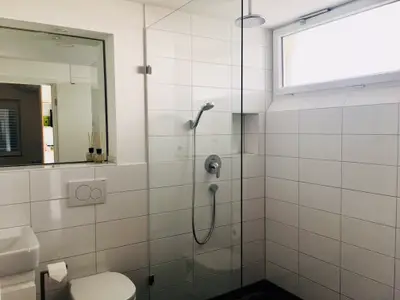 Badezimmer mit Fenster