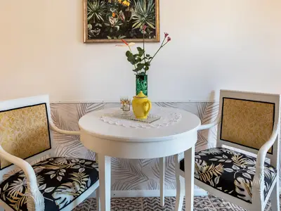 Photo, INSIDE, OUTSIDE