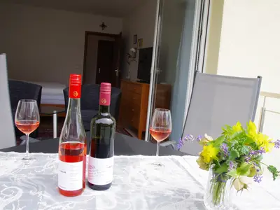 Weinvergnügen auf dem Balkon
