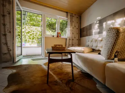 Wohnzimmer mit Zugang private Terrasse
