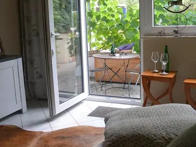 Wohnzimmer mit Zugang zur privaten Terrasse