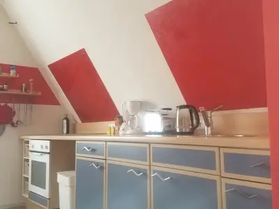 Küchenzeile mit Herd und Backofen