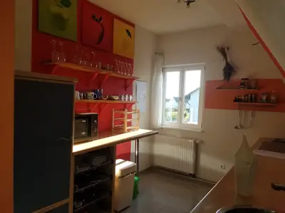 Küche mit Kühlschrank und Mikrowelle