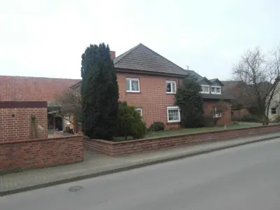 Bienes Ferienwohnung Straßenansicht