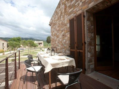 angrenzende Terrasse mit dem Wohnzimmer