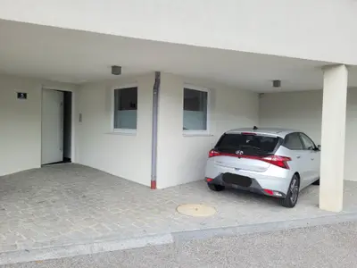 Ferienwohnung Eingang und Parkplatz