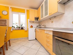 23780051-Ferienwohnung-5-Vrbnik-300x225-5