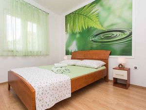 23780063-Ferienwohnung-2-Vrbnik-300x225-5