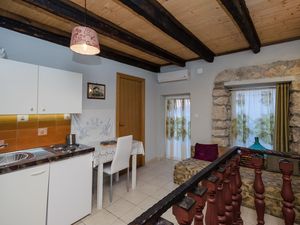 23942753-Ferienwohnung-3-Vrbnik-300x225-5