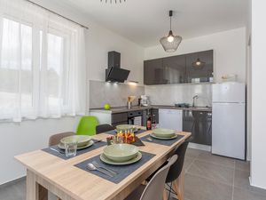 23755084-Ferienwohnung-5-Vrbnik-300x225-5