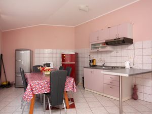 18521931-Ferienwohnung-6-Vrbnik-300x225-4