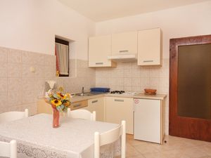 23928425-Ferienwohnung-4-Vrbnik-300x225-2