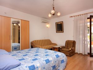 23928425-Ferienwohnung-4-Vrbnik-300x225-4