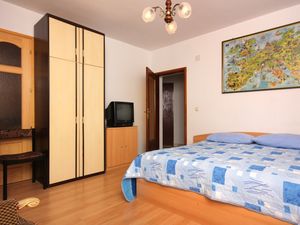 23928425-Ferienwohnung-4-Vrbnik-300x225-5