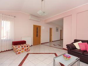 23928428-Ferienwohnung-6-Vrbnik-300x225-3