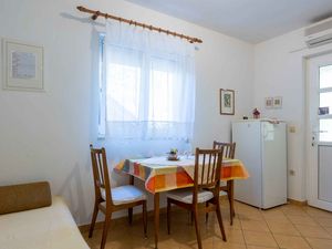 24033887-Ferienwohnung-3-Vrboska-300x225-4