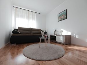 23989900-Ferienwohnung-4-Vrbovec-300x225-2