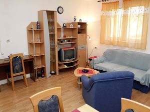 19127157-Ferienwohnung-4-Vrgada-300x225-1