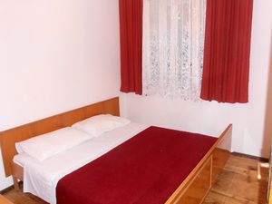 18791410-Ferienwohnung-4-Vrisnik-300x225-4