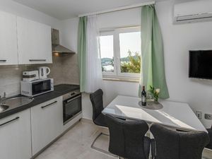 22447843-Ferienwohnung-4-Vrsar-300x225-3